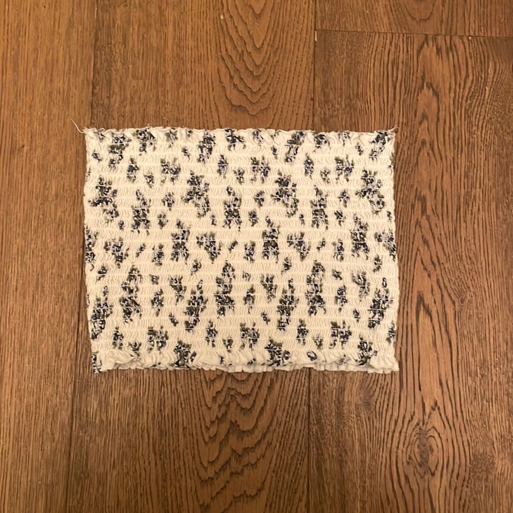 Flowery strapless shirt